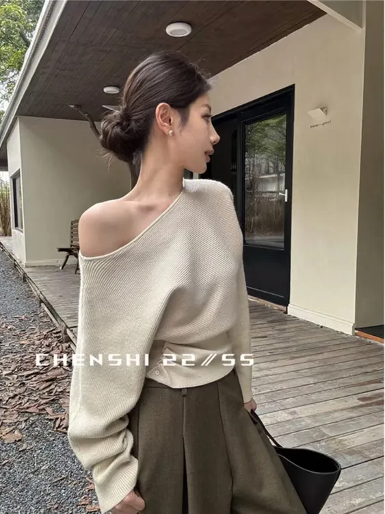 秋冬新款设计感斜领褶皱收腰露肩长袖毛衣女时髦女个性上衣#3056