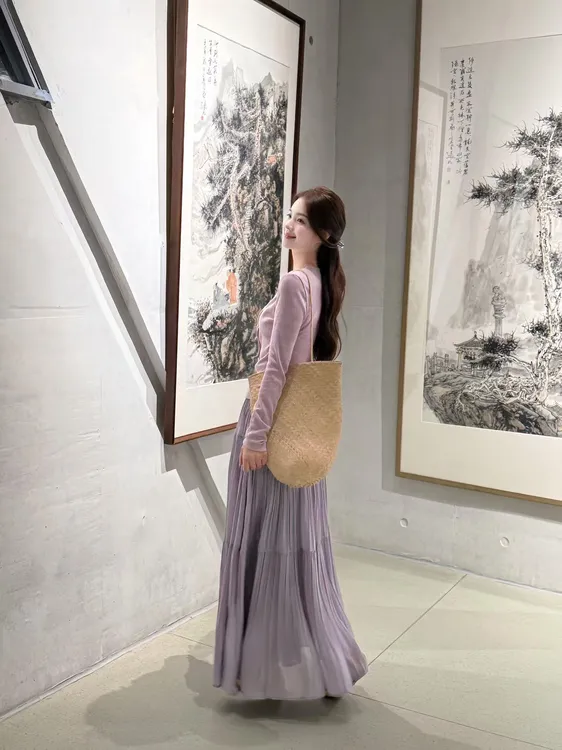 2025早春新款法式浅紫色设计感小众交叉V领长袖上衣女百搭半身裙