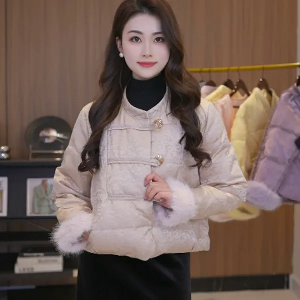 801冬季新中式三颗水晶大钻扣毛毛袖口国风石墨烯云绒棉服提花