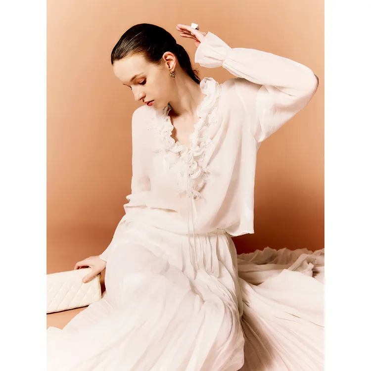 玖着“仙踪”100桑蚕丝顺纡12MM水晶感手工花朵多层波浪深V领衬衫