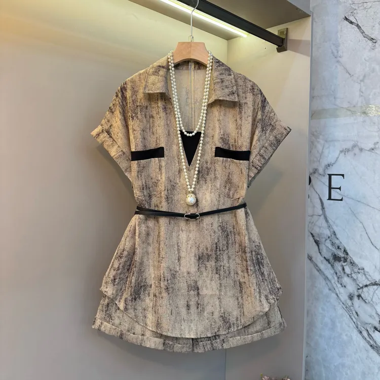 新款2025胖妹妹翻领别针设计感复古晕染色带腰带上衣+短裤套装876