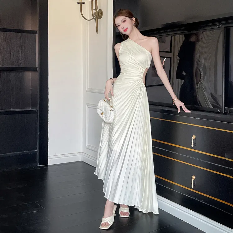 法式连衣裙女2025春季白色斜肩长裙收腰气质缎面裙子