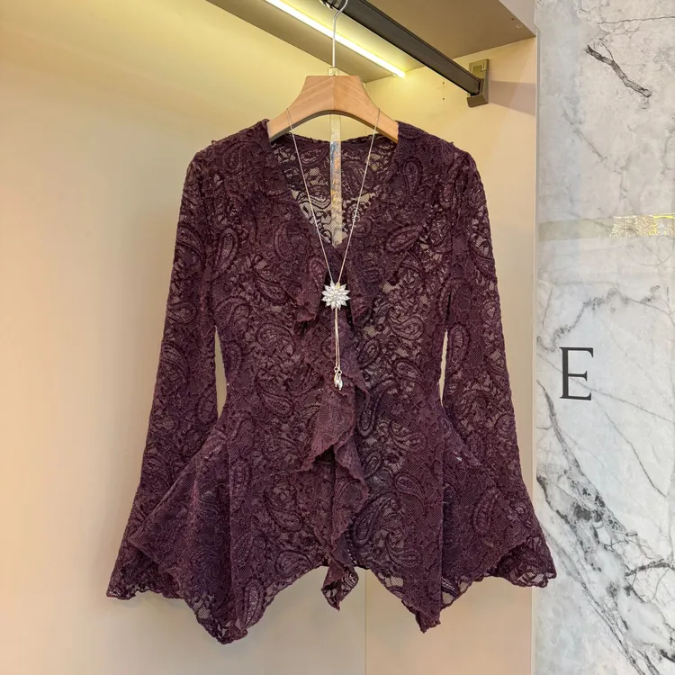 2025秋新高级感精致时尚洋气蕾丝衫收腰v领不规则胖mm大码上衣727