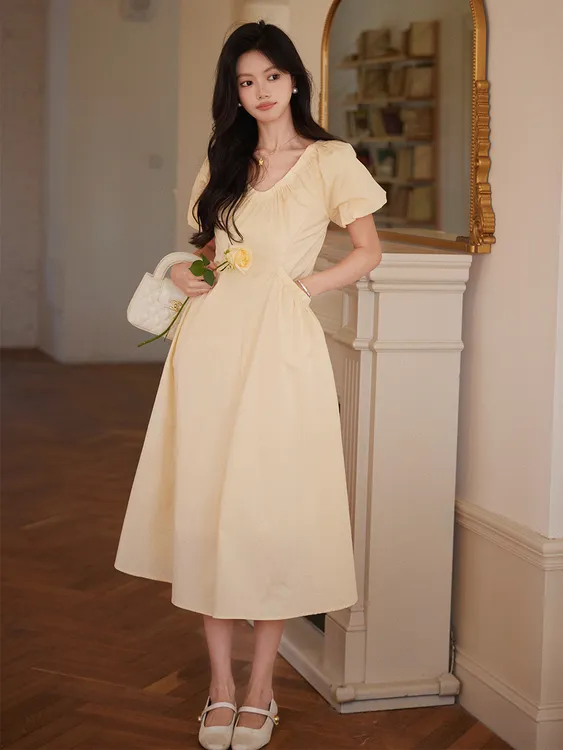 新款黄色绝美连衣裙女夏季气质温柔泡泡袖V领别致收腰显瘦连衣裙