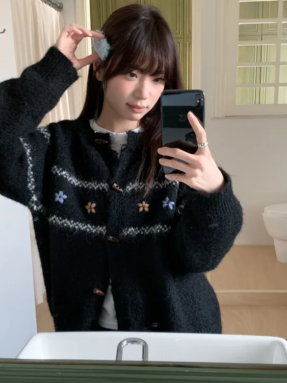 韩系软糯开衫舒适牛角扣针织衫女秋冬复古刺绣设计感小众毛衣外套