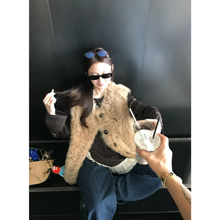 “欧尼马甲”2025秋冬新款环保羊羔毛皮草马甲女皮毛一体百搭马夹