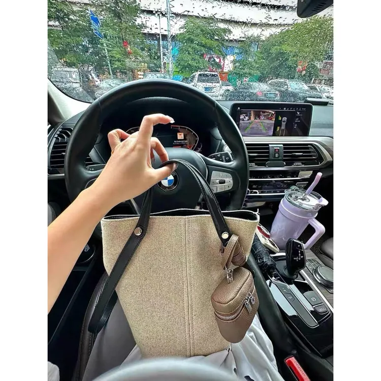 夏季水桶包包女式2025新款高级感轻奢小众手提单肩亚麻帆布腋下包