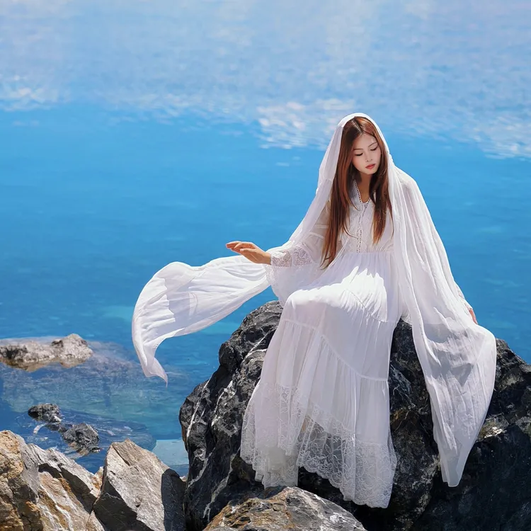 理想三旬旅行女装复古宫廷风蕾丝拼接米白色大裙摆连衣裙长裙