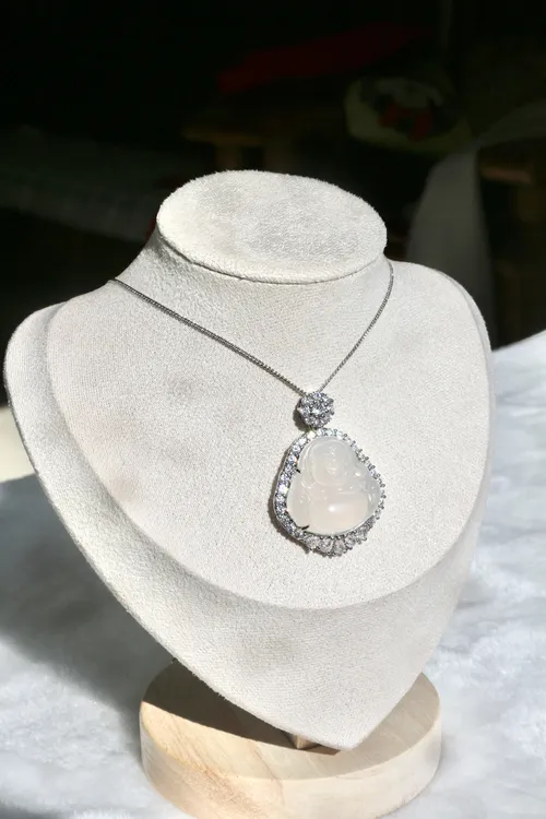 玉髓挂件气质轻奢时尚时尚镶嵌坠链精美白色素款