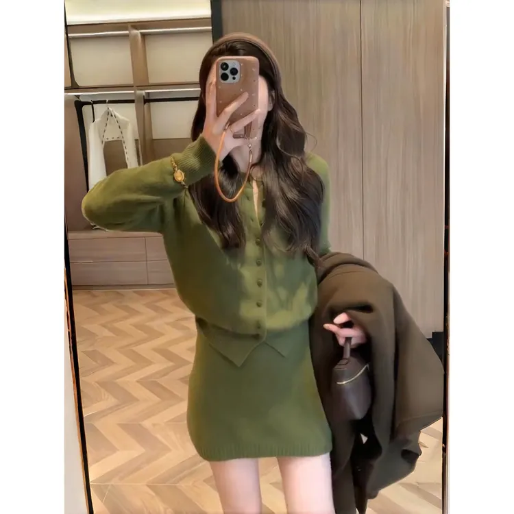 显白绿针织套装秋冬新款百搭日常时尚休闲通勤穿搭两件套女假两件