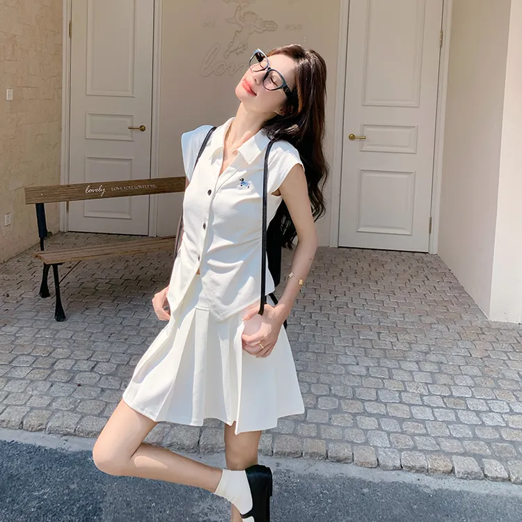 白色小狗刺绣夏季套装女2025新款时尚洋气减龄无袖上衣短裙两件套