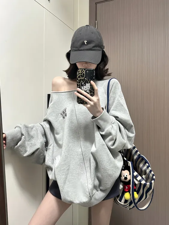 花生酱 慵懒松弛感灰色斜肩卫衣女早秋宽松显瘦刺绣套头上衣