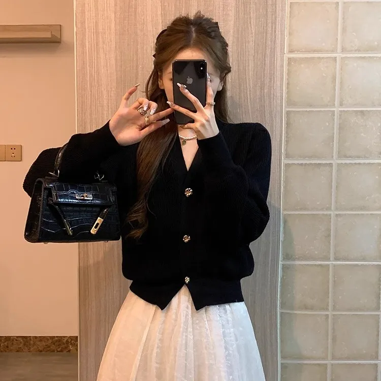 气质温柔V领小香风显瘦针织开衫女春秋黑色修身收腰短款上衣0419