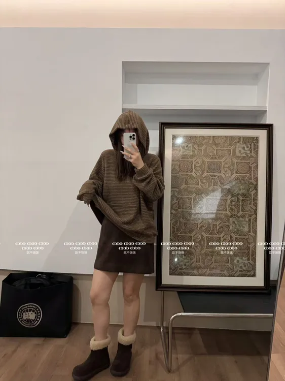 【吃不饱饱】大码 菲林假日 细条纹咖色条纹毛感连帽卫衣2561