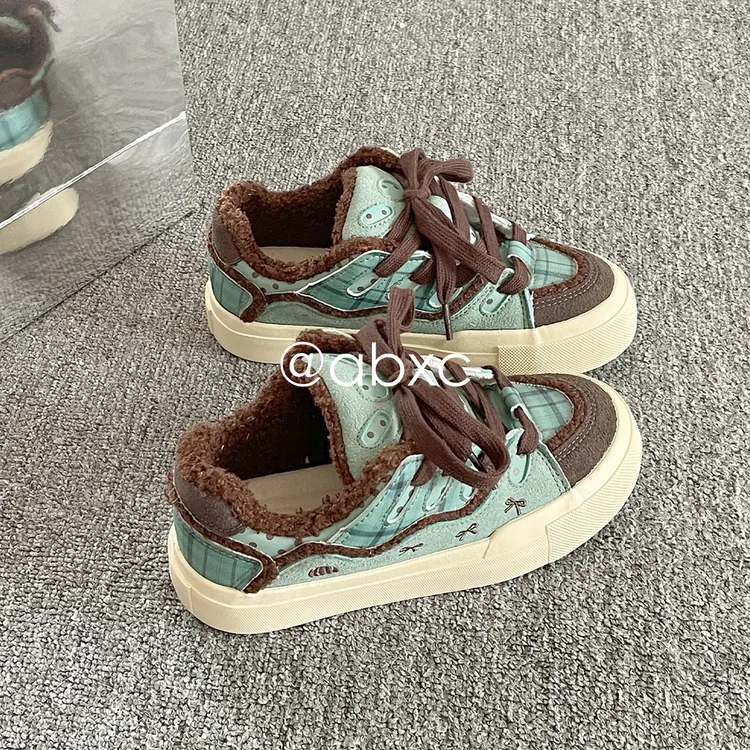 加绒保暖休闲板鞋女款冬季新款2025爆款百搭小众面包鞋厚底小白鞋