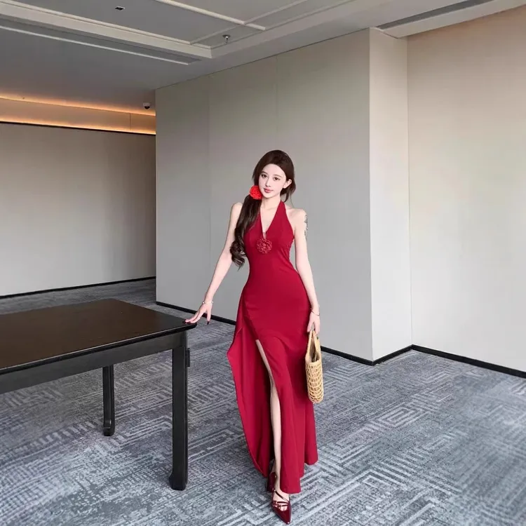 红色立体花朵挂脖连衣裙女夏季修身礼服长裙纯欲收腰开叉包臀裙子