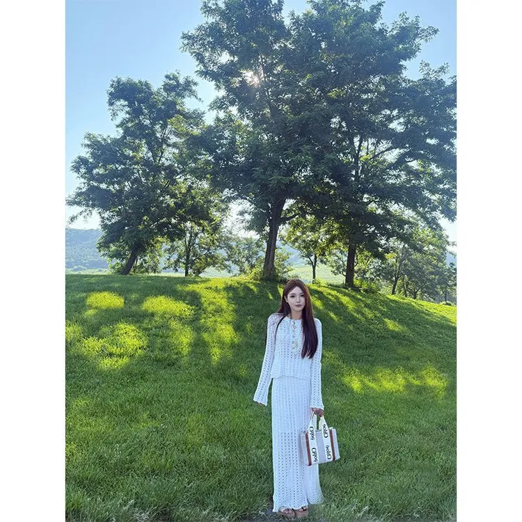 法式小香风气质时尚套装白色镂空圆领长袖针织衫高腰半身裙两件套