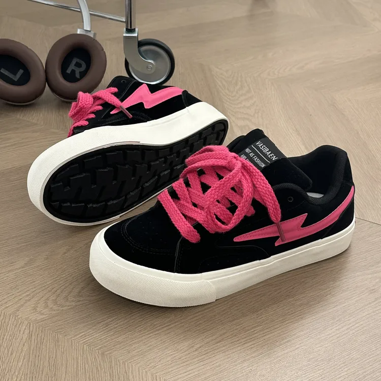 原创设计闪电痞帅男款鞋子2025秋冬休闲面包板鞋百搭厚底男生鞋子