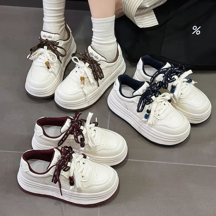 【鞋爱】228-61国潮UNG女士冬季新款厚底加绒加厚超轻EVA真皮女板鞋