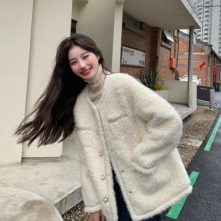 白色小香风皮毛一体外套女秋冬2025新款高级感气质名媛羊羔毛上衣