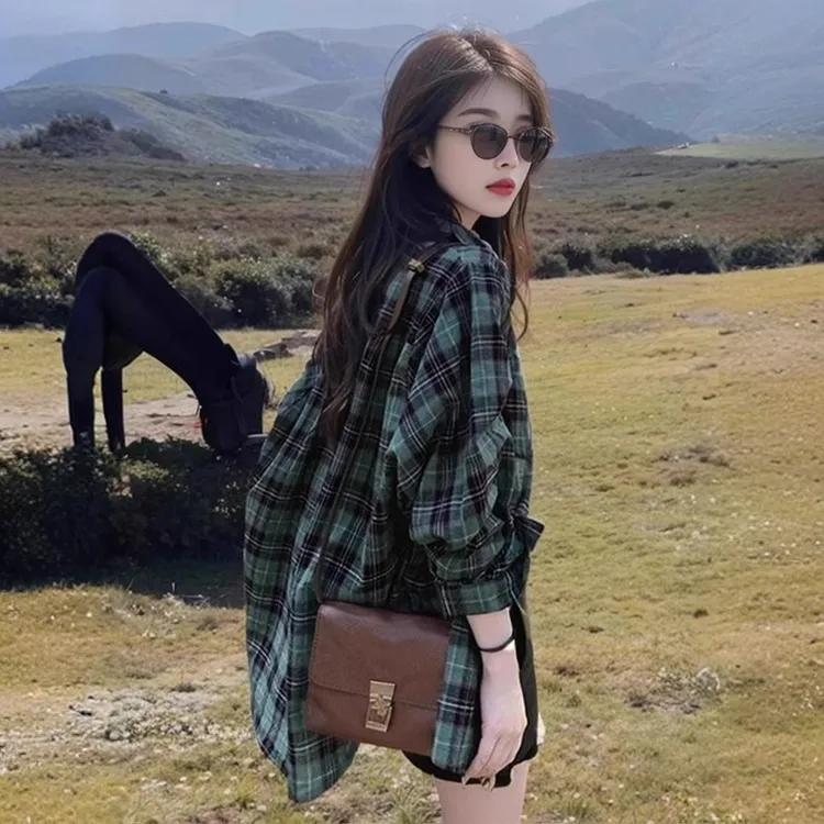 新款港风绿色格子长袖防晒衬衫女春秋设计感外搭开衫衬衣宽松上衣