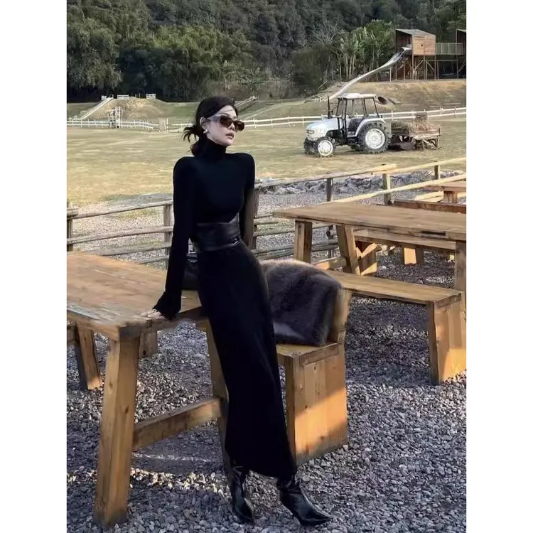 赫本风黑色磨毛连衣裙女秋冬新款气质收腰显瘦内搭长袖法式打底裙