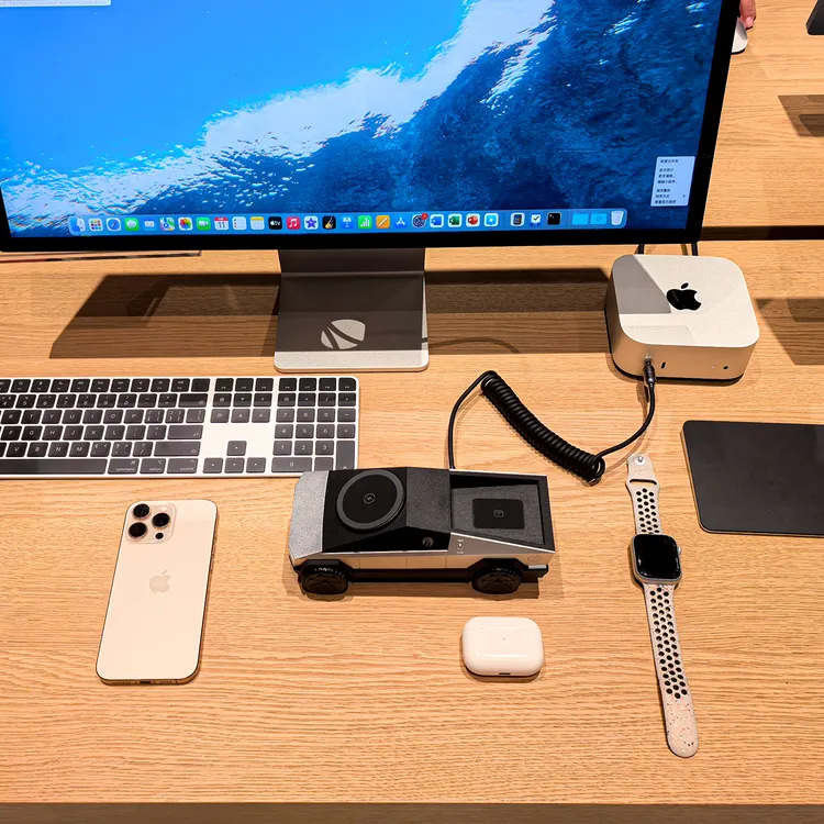 向鹅赛博皮卡Cybertruck车模多功能三合一无线充桌面磁吸充电器