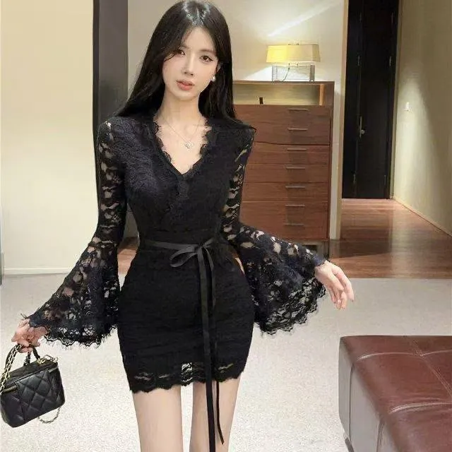 纯欲风性感蕾丝包臀短裙女春秋设计感喇叭袖修身性感辣妹连衣裙子