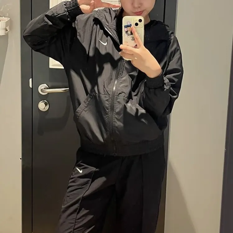 NIKE耐克梭织外套女2024秋季跑步运动宽松休闲连帽夹克FV6299-010