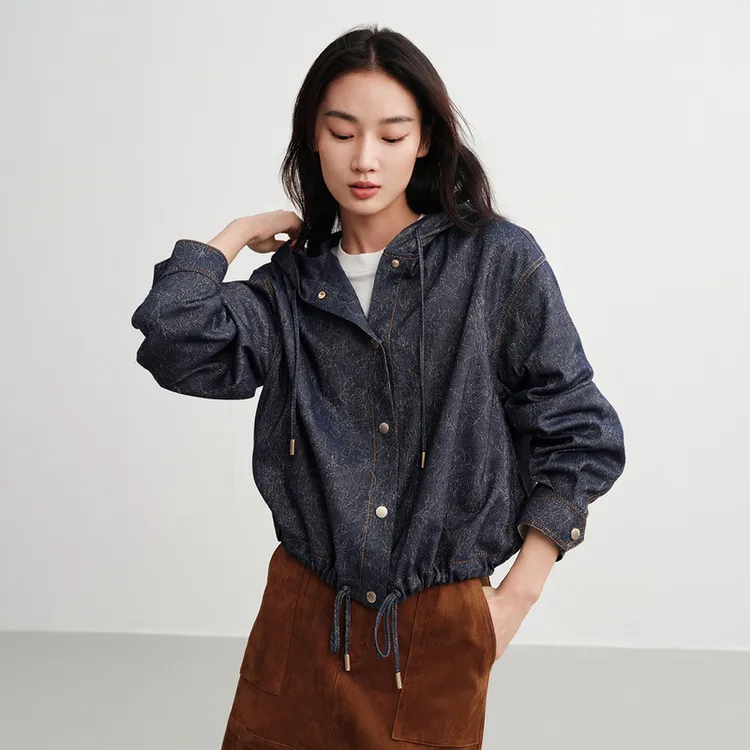 EP雅莹2025早秋新款女装 仿牛仔印花连帽抽绳短款休闲外套1251A