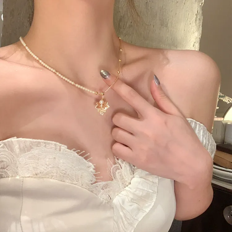 铜合金仿珍珠项链 秋冬轻奢可抽拉闪锆枫叶珍珠项链女气质毛衣链