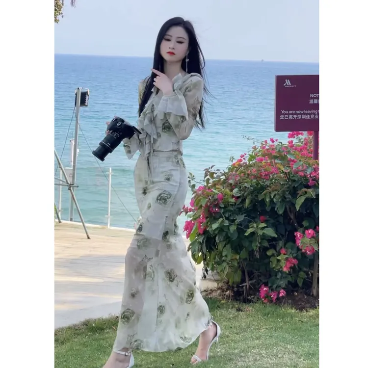 格润雅时尚碎花衬衫2025秋季新款气质V领长袖上衣搭配包臀半身裙