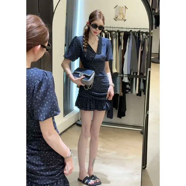 连衣裙2025夏季新款法式气质V领收腰显瘦碎花泡泡袖短款百搭裙子