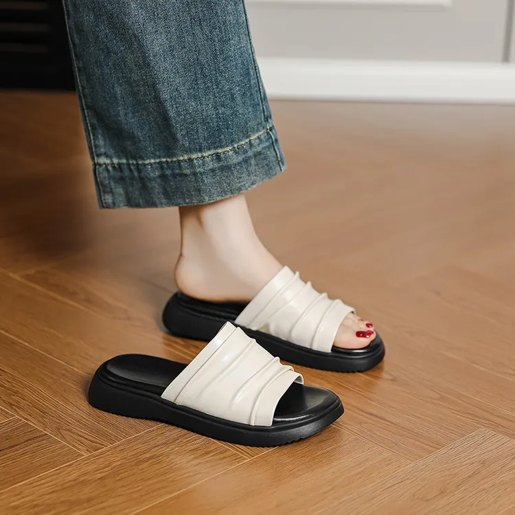 超舒服~度假沙滩褶皱休闲一字半拖鞋女2025夏日外穿轻便露趾拖鞋