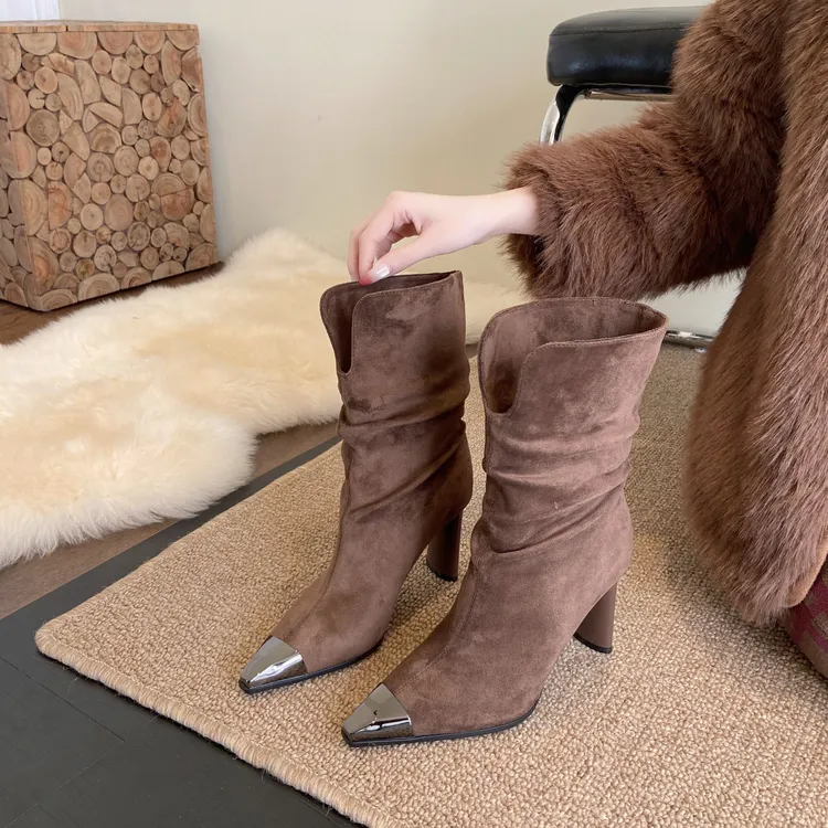 【7公分】2025秋冬新款时尚百搭绒面褶皱金属头高跟粗跟短靴女