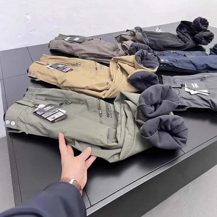 秋冬加绒加厚防风防水裤脚可调节户外运动休闲中高腰多袋冲锋裤