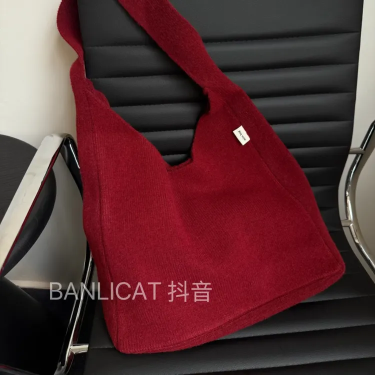 秋冬氛围感出片 红色羊毛包包女单肩包男大容量通勤托特包手提包