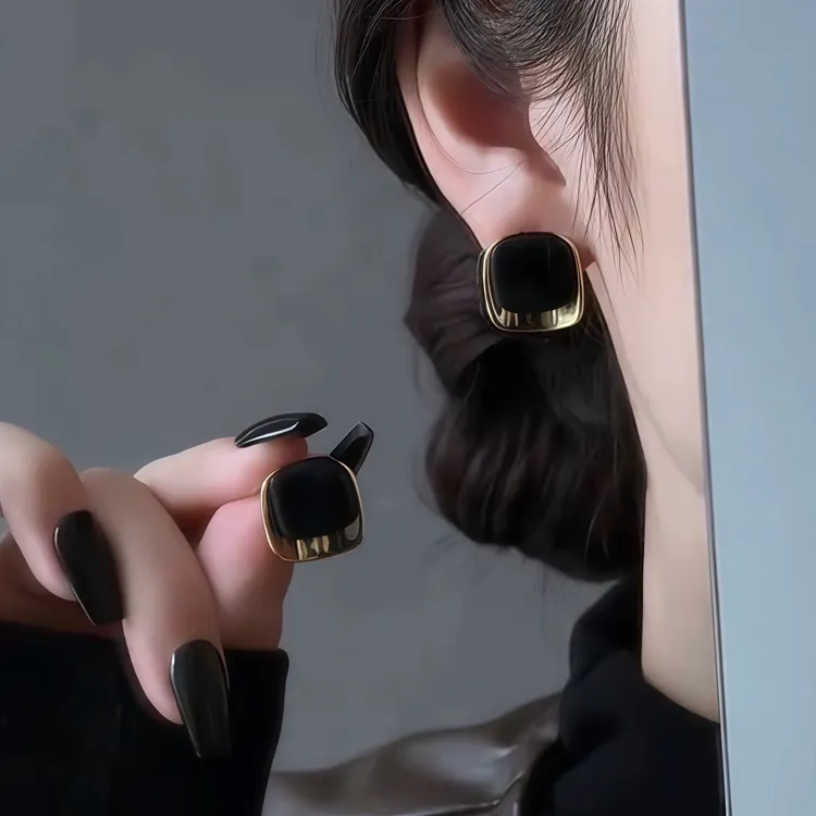 铜合金耳饰 复古港风黑金撞色方形耳钉时尚气质小众独特设计耳饰