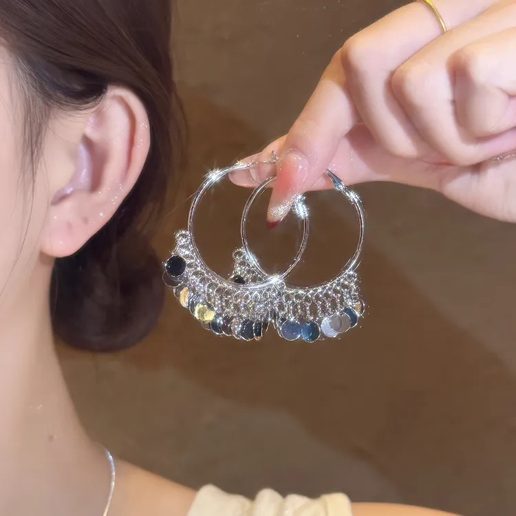 铜合金耳饰 银色粼粼波光亮片流苏耳环女时髦气质圆圈显脸小耳饰