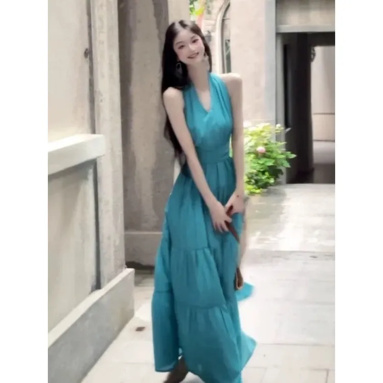 法式气质性感露背蓝色挂脖连衣裙女夏季海边度假风开叉大摆长裙子