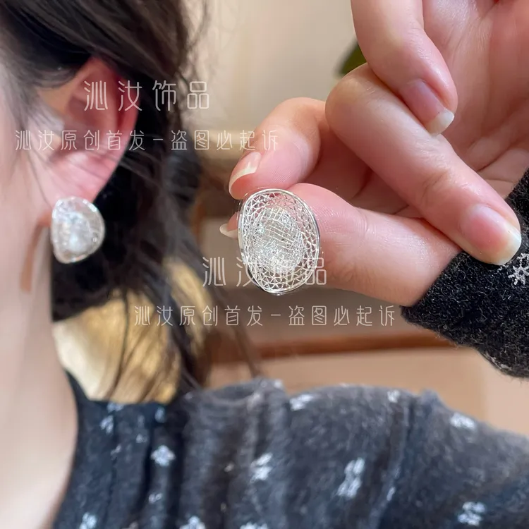 【沁汝饰品】QR514银色网状锆石耳钉精致百搭轻奢高级商品图