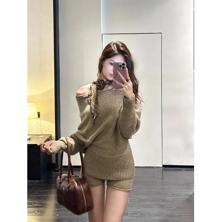 慵懒氛围感一字肩毛衣斜领气质宽松针织衫上衣 短裤套装