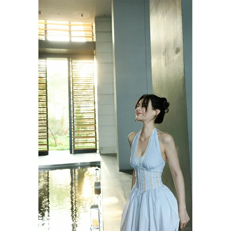 2025春季新款气质高腰显瘦修身镂空拼接蕾丝条纹挂脖长款连衣裙女