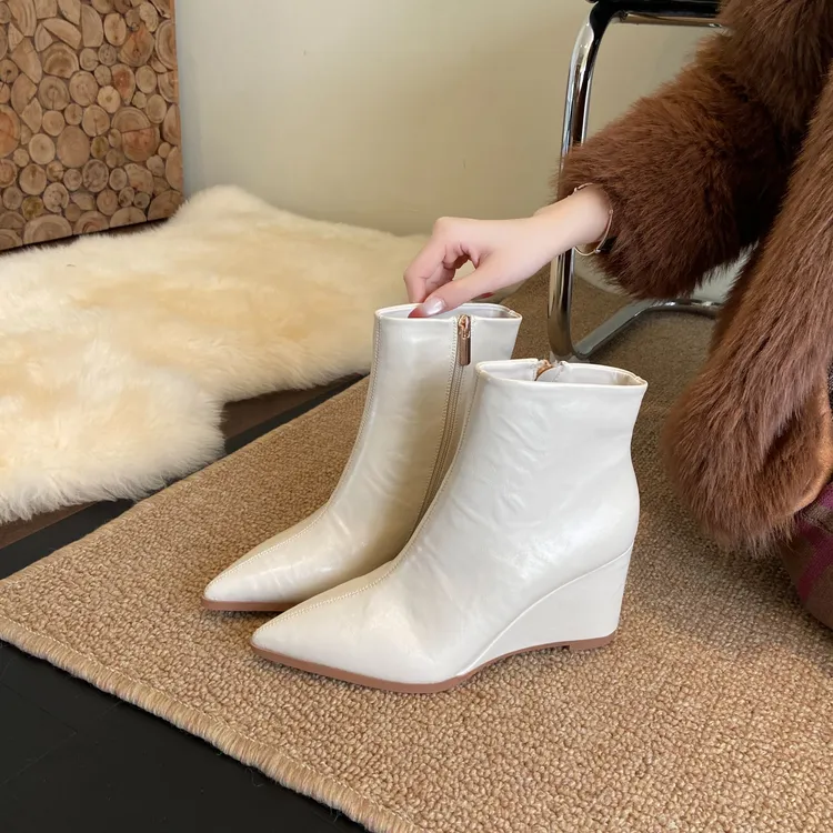 【7公分】2025秋冬新款气质坡跟尖头法式高跟及踝时尚短靴