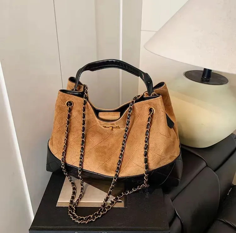 Scarlet Wong通勤复古麂皮绒包包女新款大容量单肩包手提托特包