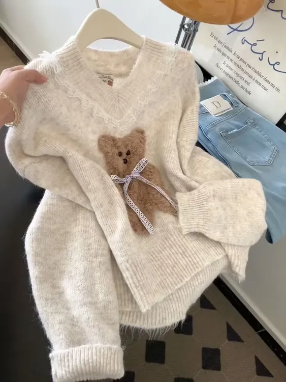 可爱小熊甜美风蕾丝边V领毛衣女秋冬新款宽松慵懒绝美针织衫上衣