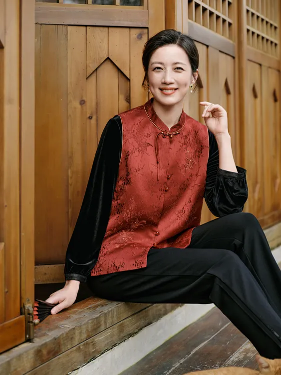 老美华秋季女士新中式喜庆提花撞色牙条手工盘扣单坎肩433222013