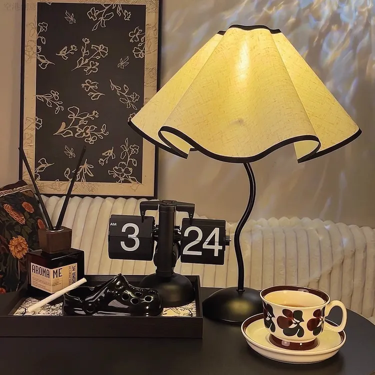 LED台灯ins风家用创意台灯床头灯花瓣伞型台灯卧室氛围灯民宿台灯