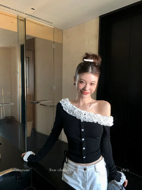 波点花边捏褶拼接露肩针织衫女秋装新款修身显瘦抽绳长袖打底上衣
