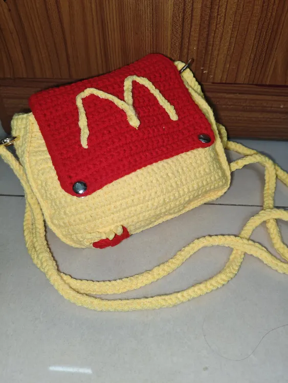 麦当劳钩针手工编织斜挎包ins斜跨肩包纯手工时尚小挎包冬季单肩